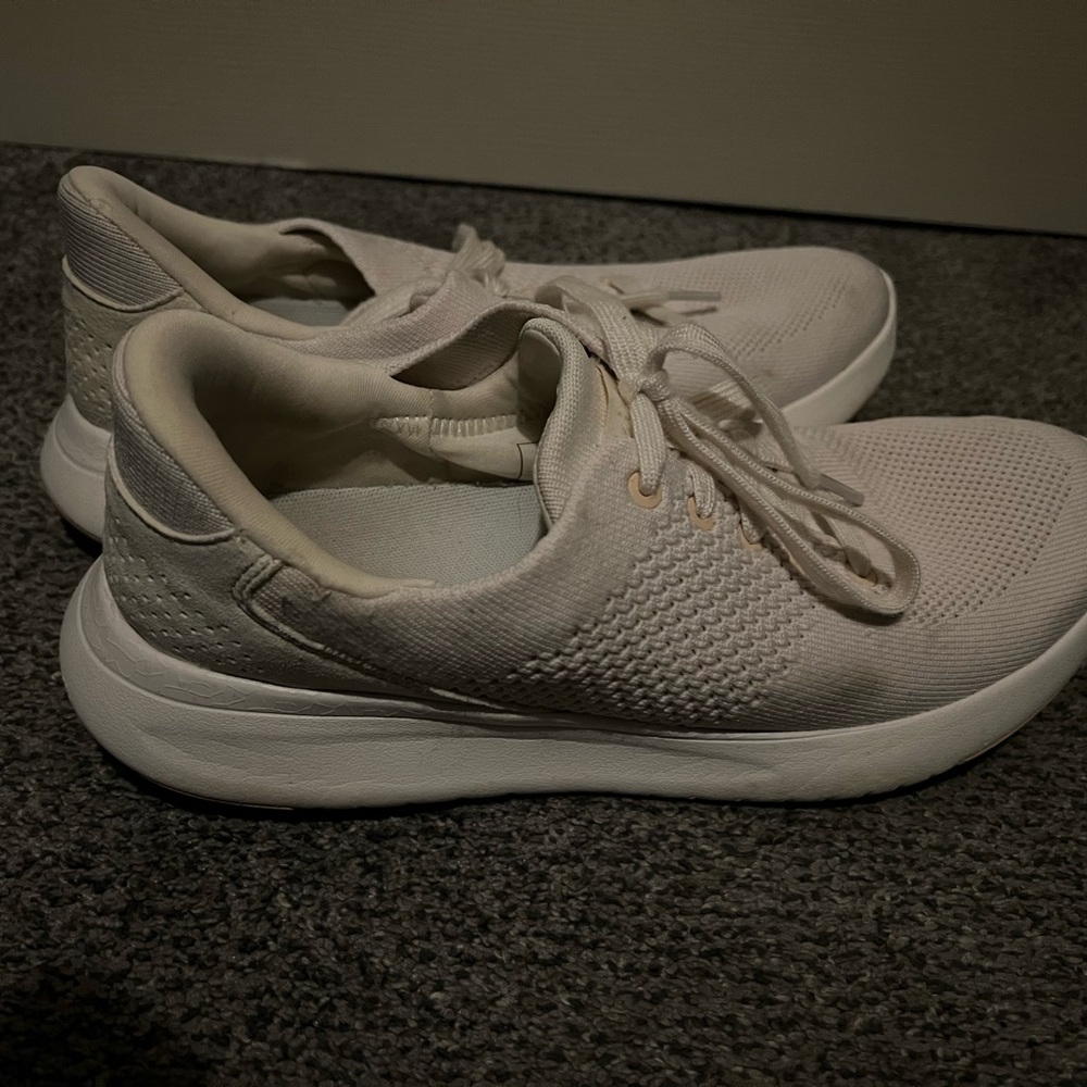 Kizik tennis shoes